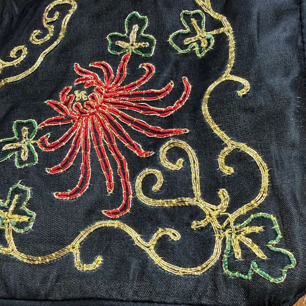 Traditional Chinese needlework pillow sham. Zip close.  Good vintage condition.